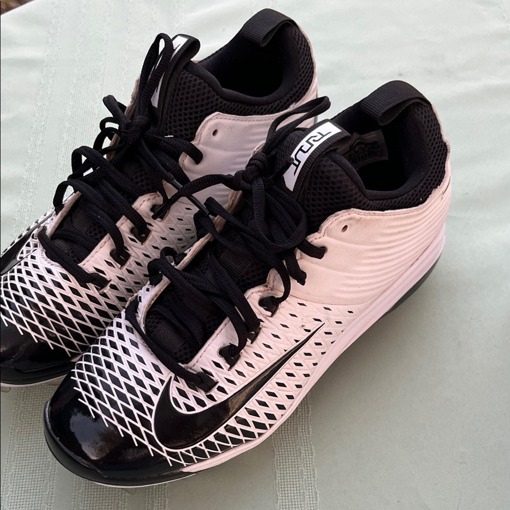 Nike kids Black and white Training Sneakers size 7.5